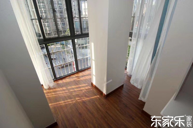 115平米現(xiàn)代簡約風(fēng)格客廳陽臺(tái)圖片